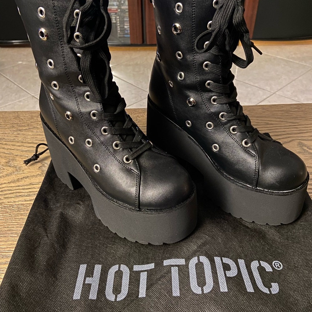 Hot Topic Black Grommet Lace Up boots